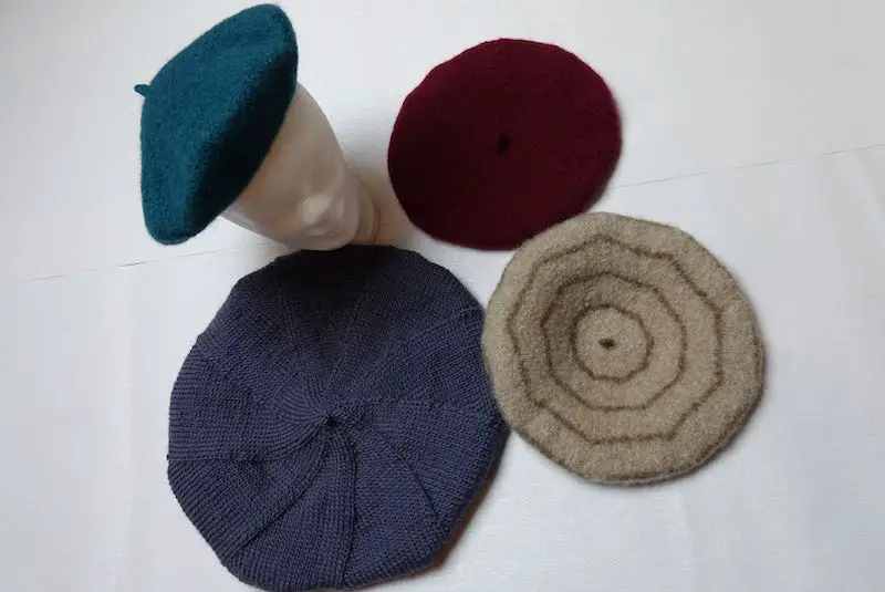 Baskenmützen aus Filzwolle in verschiedenen vier Farben.