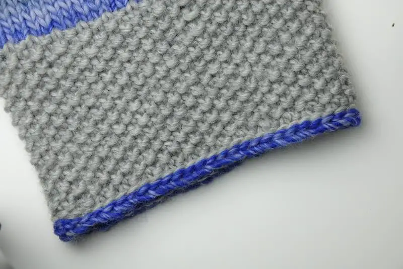 Der obere Rand der kleinen Tablet-Hülle wird im Perlmutter gestrickt.