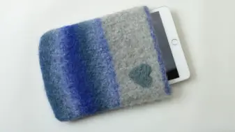 Tablet-Hülle für ein iPad mini aus Filzwolle in blau und grau