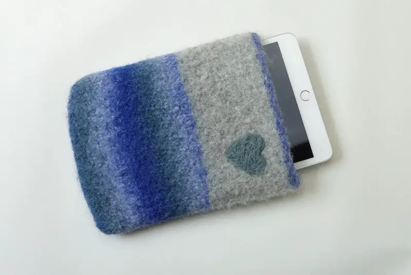 Tablet-Hülle für ein iPad mini aus Filzwolle in blau und grau
